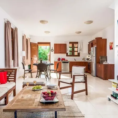 Sleeps 4 Pool Air Con Wifi * Линдос