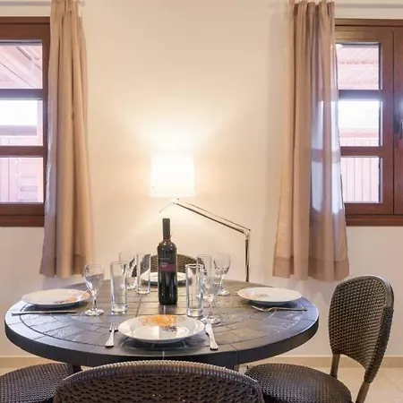 Sleeps 4 Pool Air Con Wifi