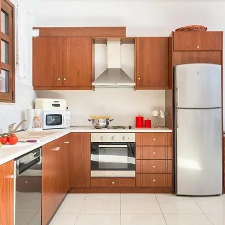Sleeps 4 Pool Air Con Wifi Линдос